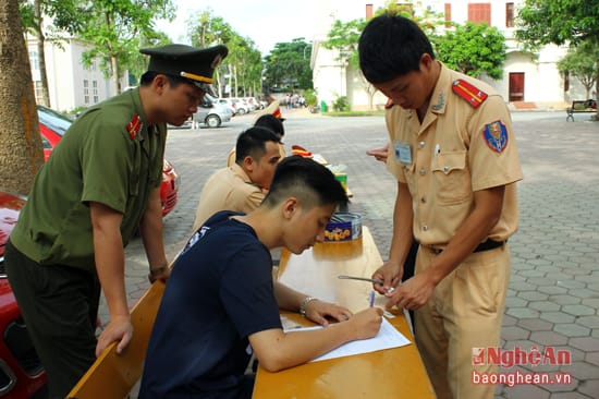 c&ocirc;ng an hỗ trợ học sinh đăng k&yacute; xe m&aacute;y điện